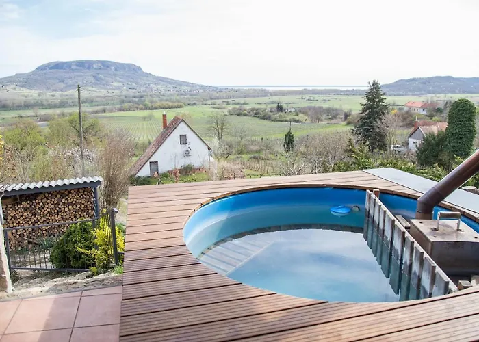 Naphoz Holddal Apartament Kisapati