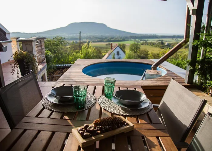 Naphoz Holddal * Kisapati